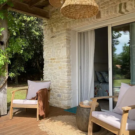 Douceur Des Pins לינה וארוחת בוקר 3*