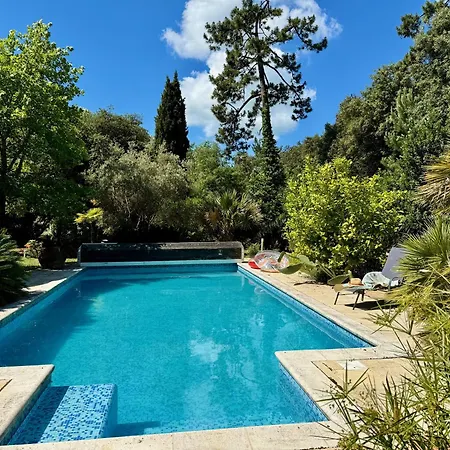 Douceur Des Pins לינה וארוחת בוקר 3*